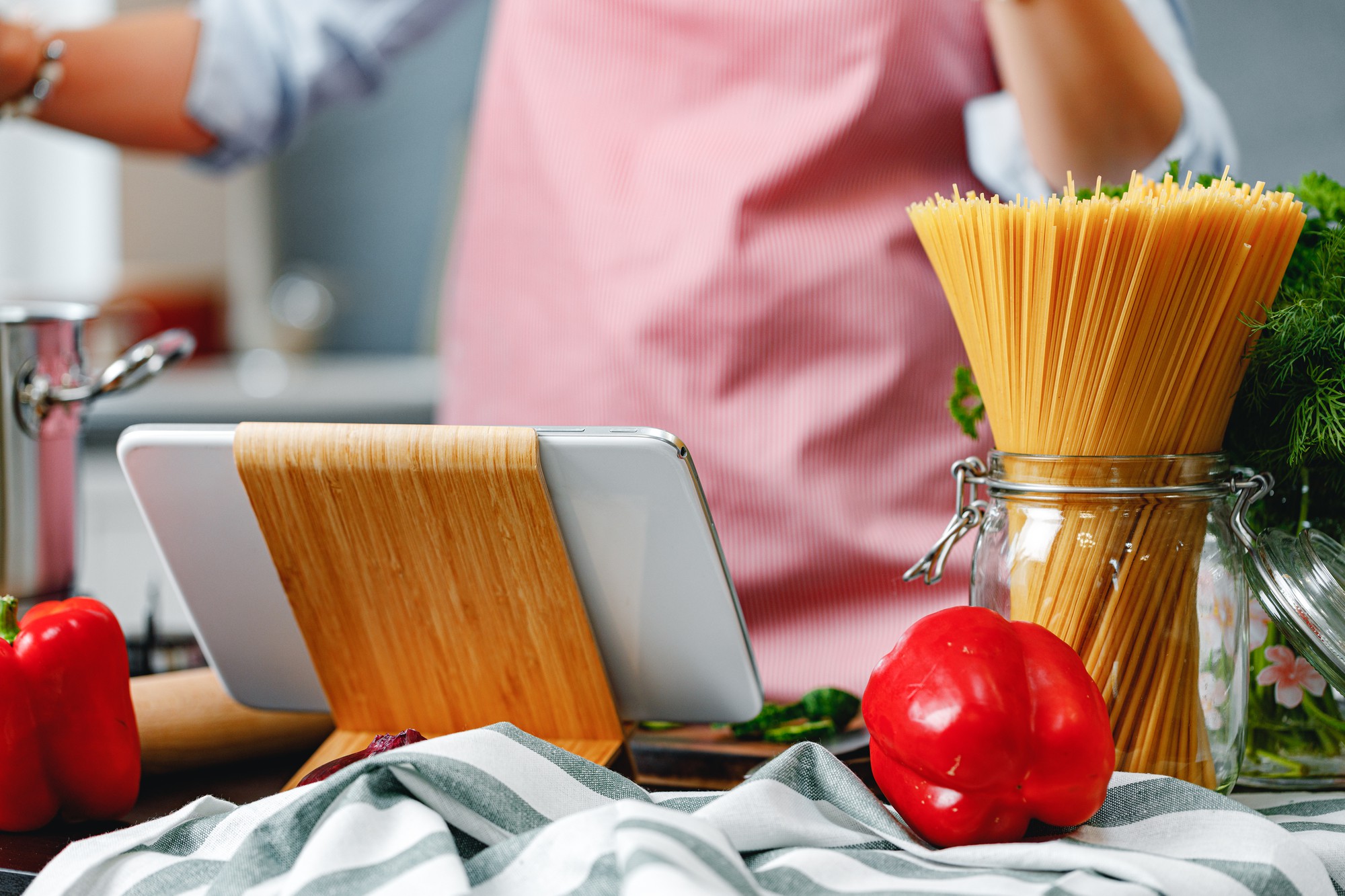 Banco cucina con utensili e ingredienti freschi
